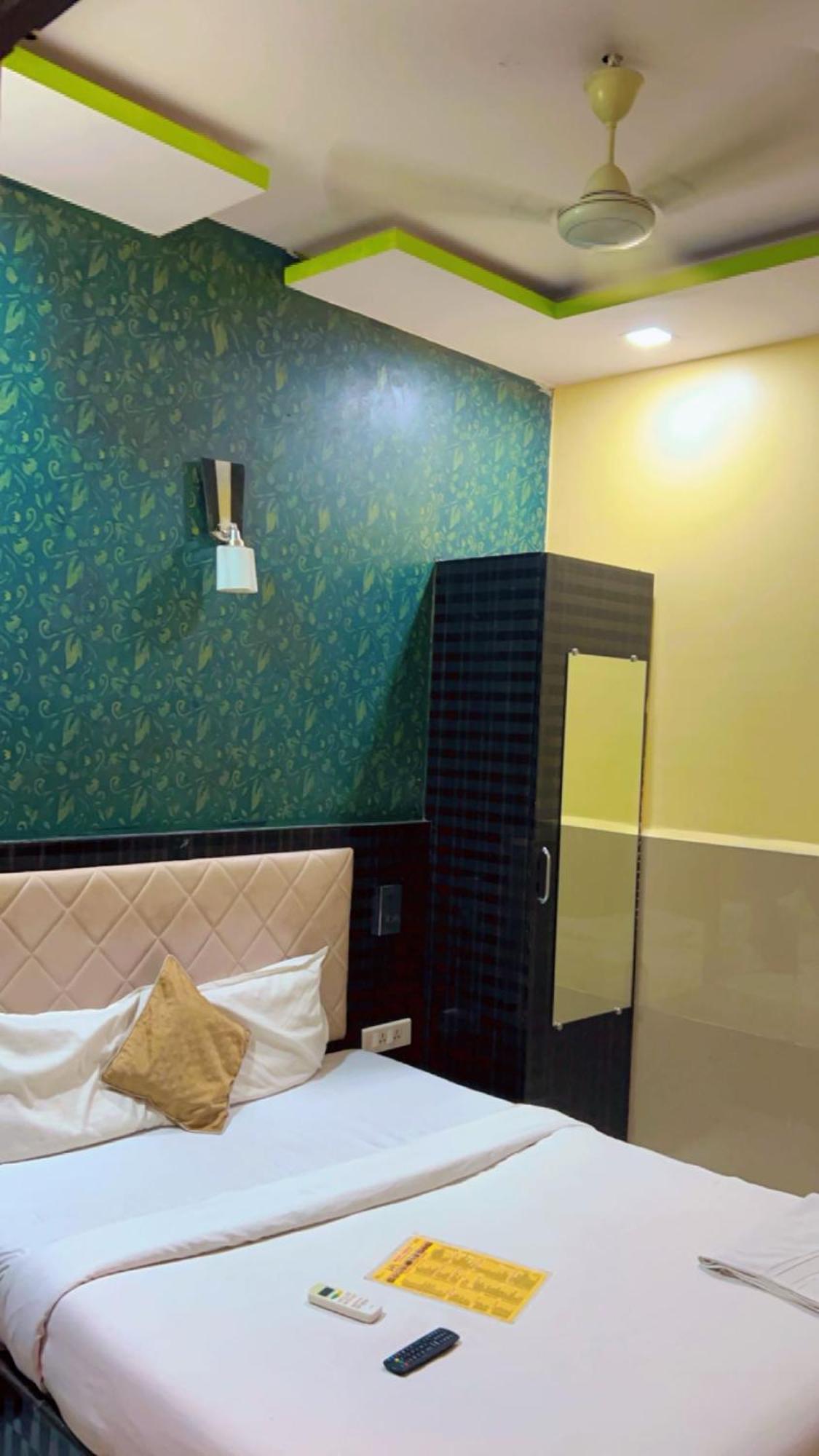 Hotel Avenue Near T-2 International Airport Mumbai Exteriör bild