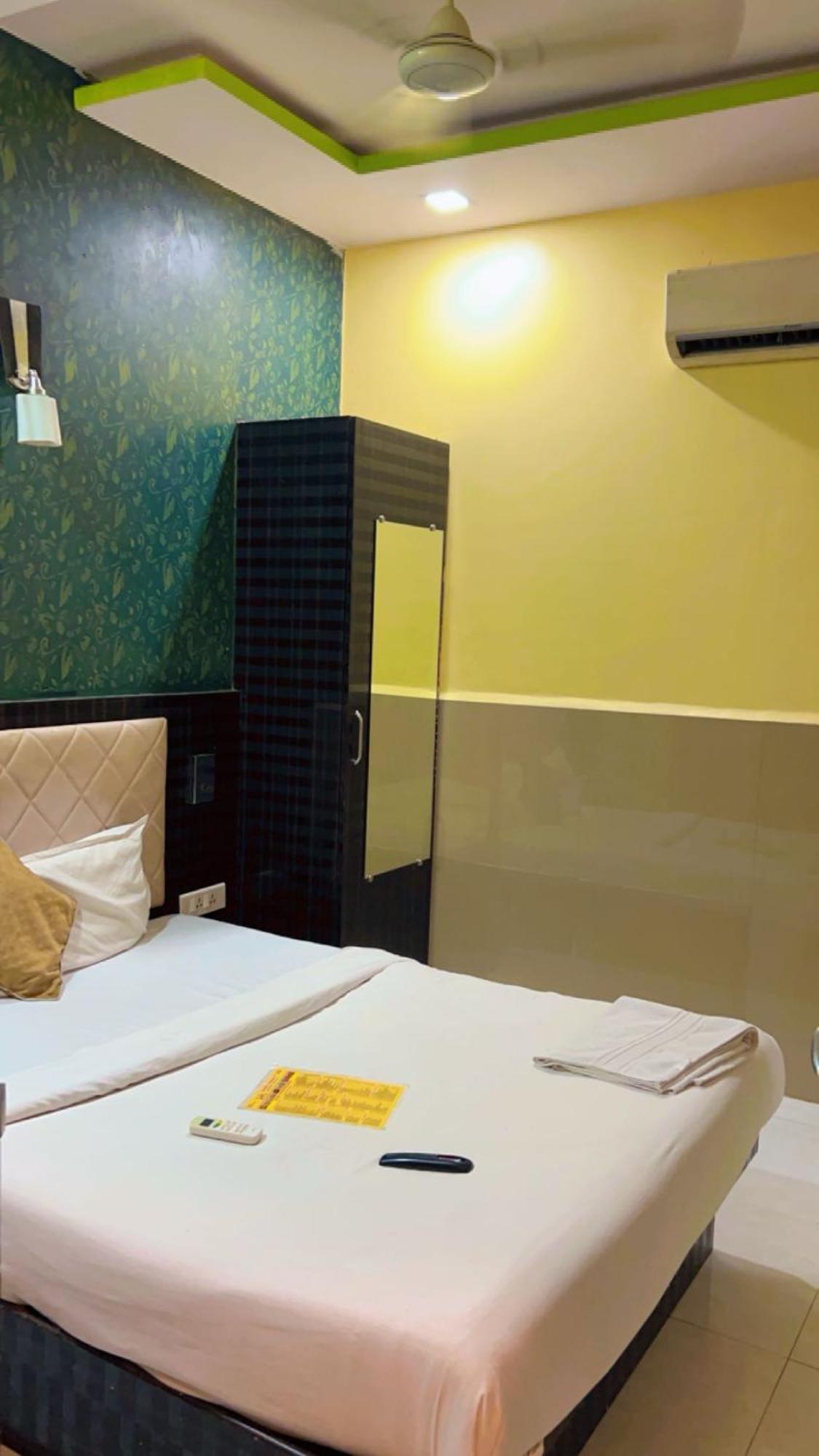 Hotel Avenue Near T-2 International Airport Mumbai Exteriör bild