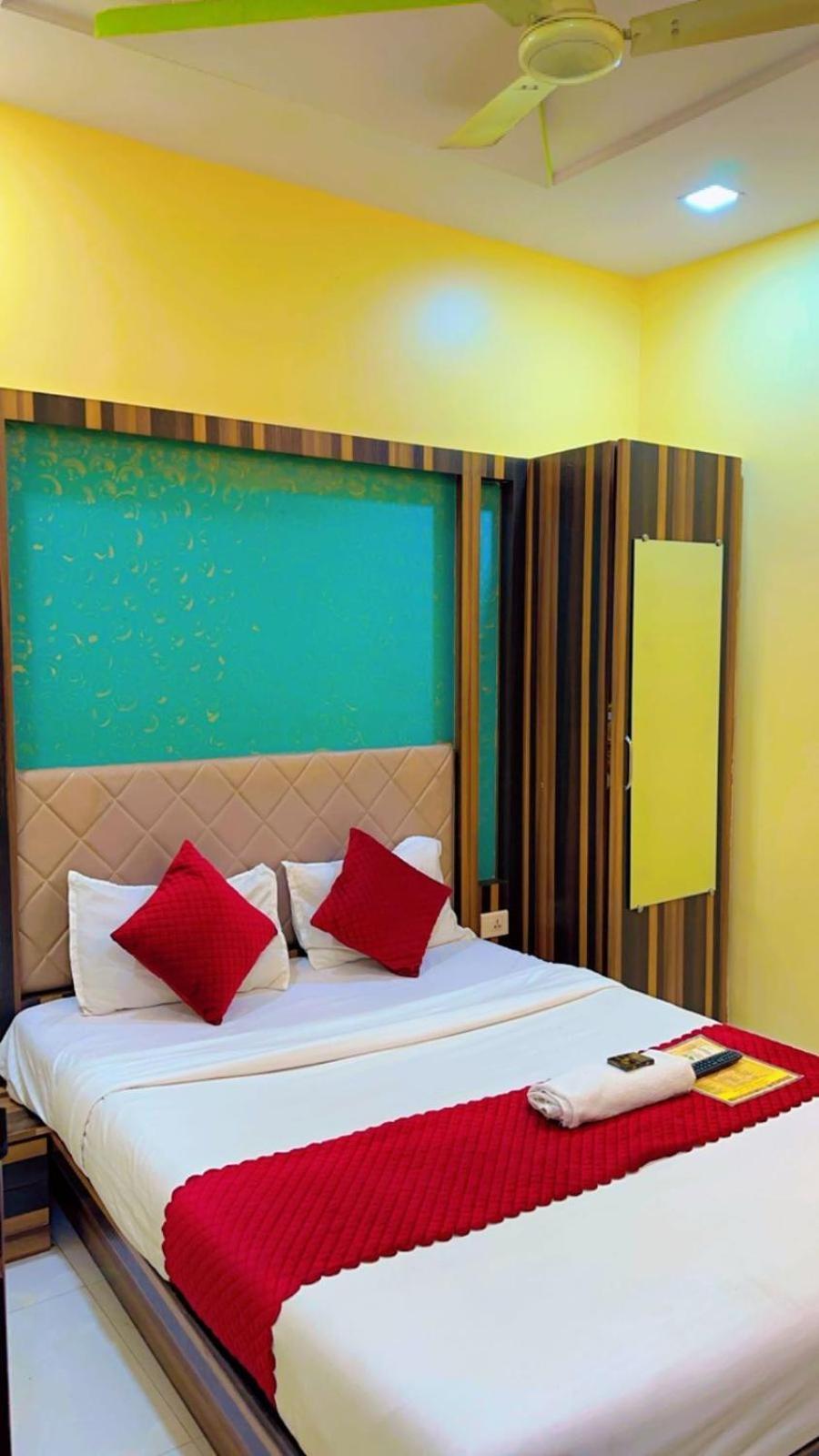Hotel Avenue Near T-2 International Airport Mumbai Exteriör bild