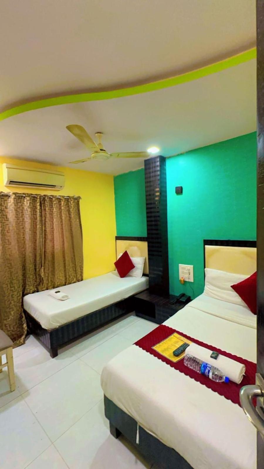 Hotel Avenue Near T-2 International Airport Mumbai Exteriör bild