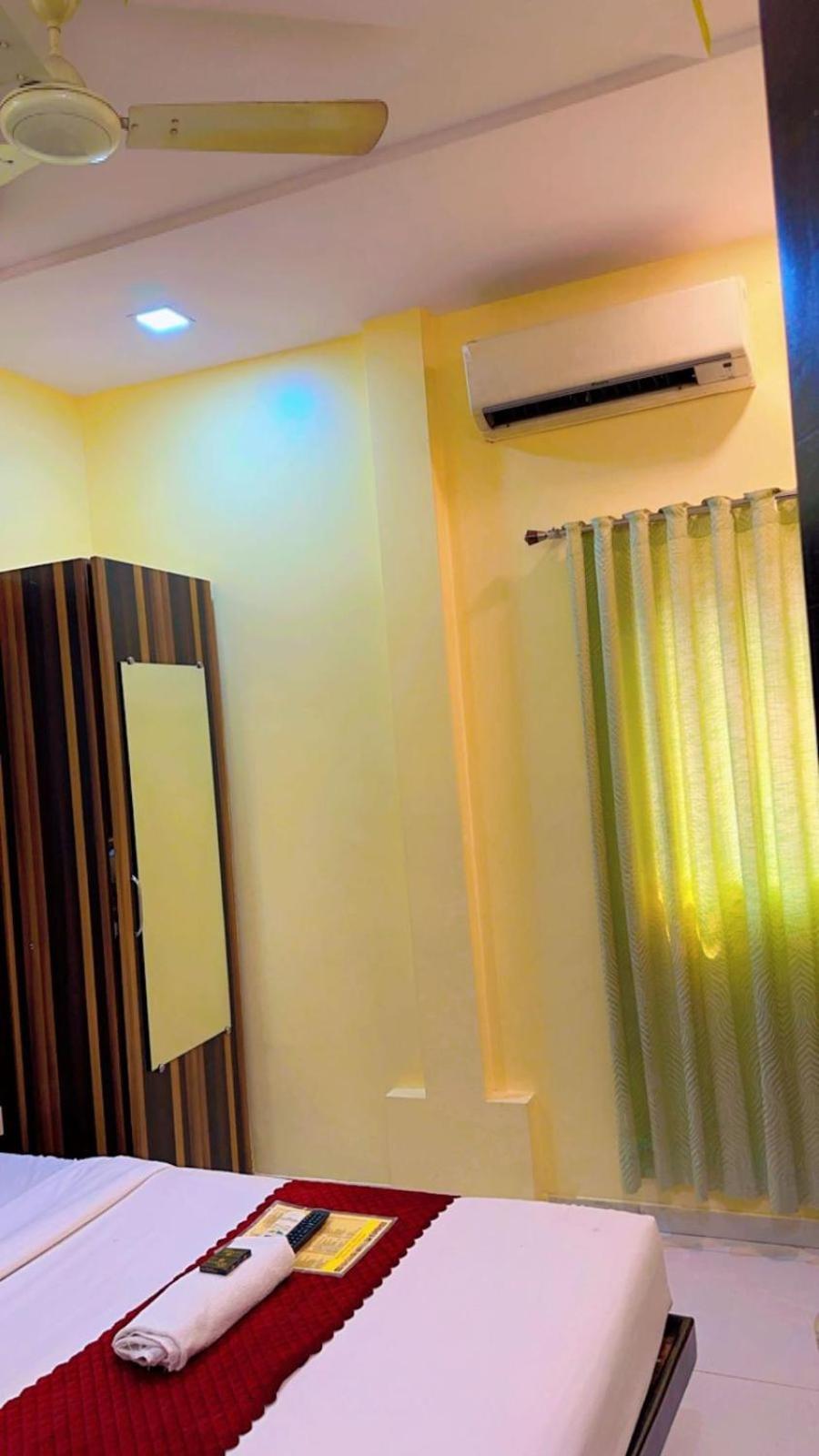 Hotel Avenue Near T-2 International Airport Mumbai Exteriör bild