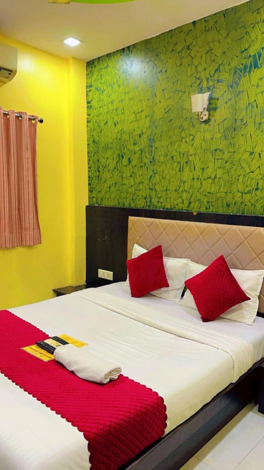 Hotel Avenue Near T-2 International Airport Mumbai Exteriör bild